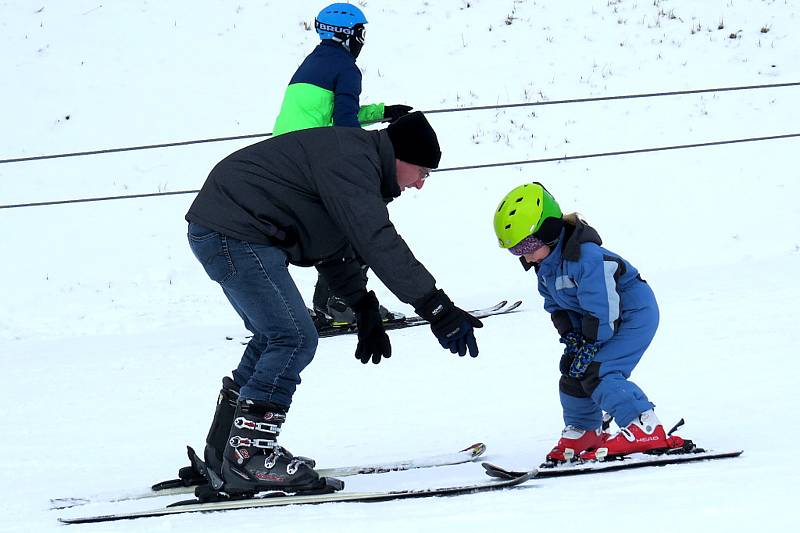 Tošovický areál zaplnili o víkendu lyžaři, snowboardisté i bobisté.