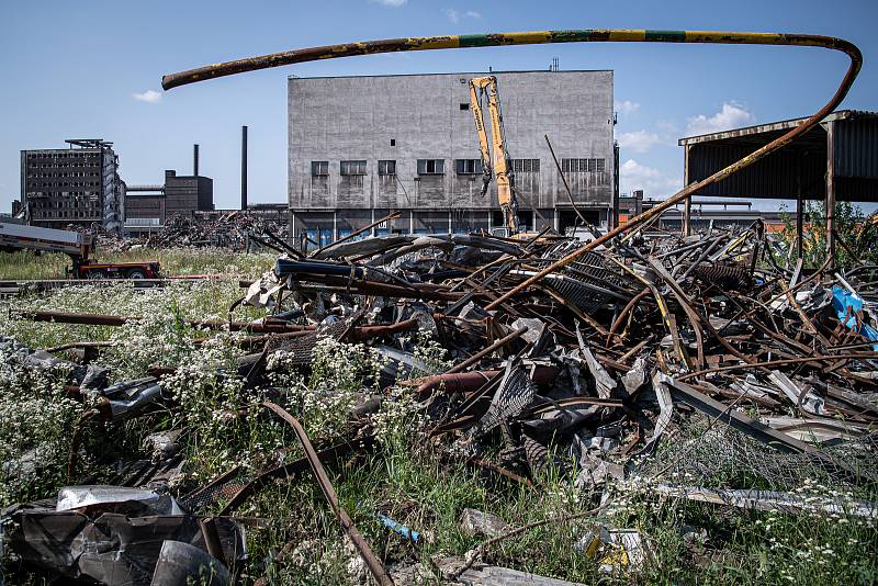 V areálu společnosti Vítkovice Steel probíhají dokončovací práce na demolici ocelárny zavřené v roce 2015 kvůli zpřísňování ekologických limitů, 21. července 2021 v Ostravě.