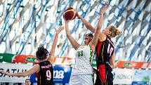 Utkání 12. kola Ženské basketbalové ligy: SBŠ Ostrava - Sokol Hradec Králové, 3. ledna 2021 v Ostravě. Nikolina Zubac z Ostravy, Klára Vojtíková z Hradce Králové.