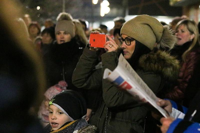 Akce Deníku Česko zpívá koledy v ostravském obvodu Jih, u kulturního domu K-TRIO, středa 12. prosince 2018.