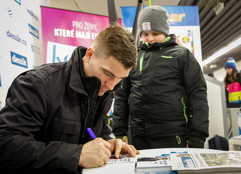 Autogramiáda útočníka Vítkovic Rostislava Olesze ve stánku Deníku.