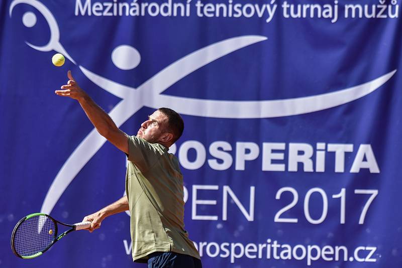 TURNAJ ZAHÁJEN VE VELKÉM STYLU. Tenisový challenger Prosperita Open v Ostravě byl v pondělí rozehrán hlavní soutěží. Lukáše Rosola dotlačily do 2. kola zaplněné tribuny.