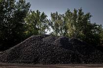 Černé uhlí v uhelném skladu Ridera v Ostravě, léto 2022.