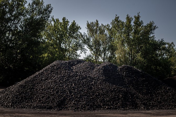 Černé uhlí v uhelném skladu Ridera v Ostravě, léto 2022.
