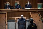 Eskorta přivádí 30. listopadu 2021 do soudní síně Krajského soudu v Ostravě muže obviněného z úmyslně založeného požáru v Bohumíně na Karvinsku, při kterém v srpnu 2020 zemřelo jedenáct lidí.