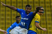 5. kolo FORTUNA:LIGA, FK Teplice - FC Baník Ostrava, 26. září 2019 v Teplicích. Dyjan Carlos De Azevedo z FC Baník Ostrava a Alois Hyčka z FK Teplice