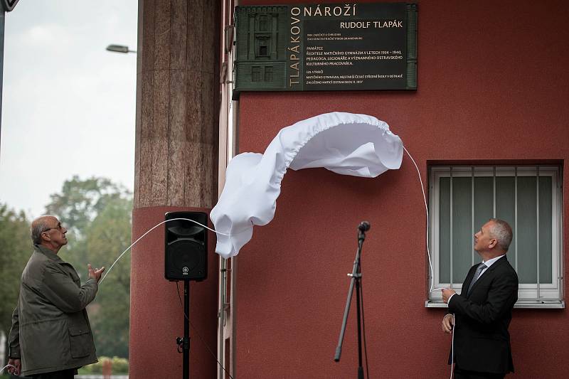 Slavnostní odhalení pamětní desky Rudolfa Tlapáka (Tlapákovo nároží) na Matičním gymnáziu, v Ostravě 28. zaří 2017.