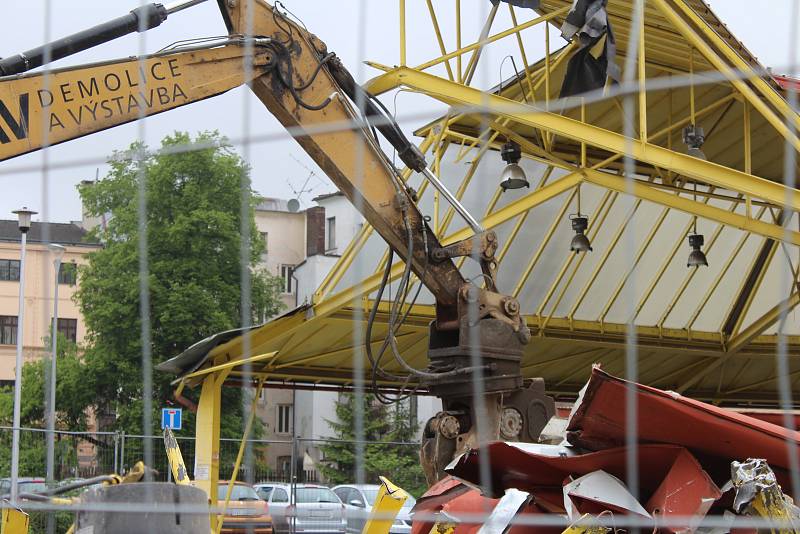 Demolice staré tržnice na Černé louce, 16.  května v Ostravě.