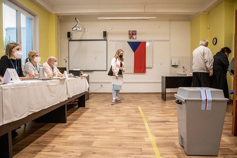 Lidé hlasuji ve volbách do Poslanecké sněmovny, 8. října 2021 v Ostravě.