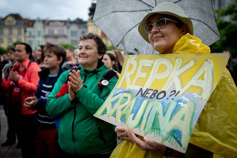 Demonstrace za nezávislou justici a proti vládě na Masarykově náměstí v Ostravě, 28. května 2019.