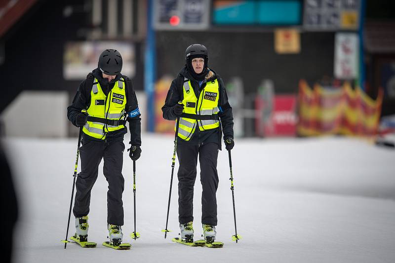 SKI brífink k policejním lyžařským hlídkám, 16. prosince 2019 na Starých Hamrech.