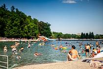 Ani u vody není člověk před kolapsem z tropických teplot v bezpečí. Snímek z letního koupaliště v Ostravě-Porubě, 19. června 2021.