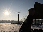 Pozorování částečného zatmění Slunce probíhalo v úterý ráno poblíž Hvězdárny a planetária Johanna Palisy v Ostravě.
