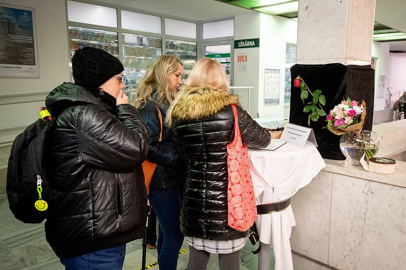 Den třetí po střelbě ve Fakultní nemocnici Ostrava (FNO), 12. prosince 2019 v Ostravě. Na snímku kondolenční kniha.