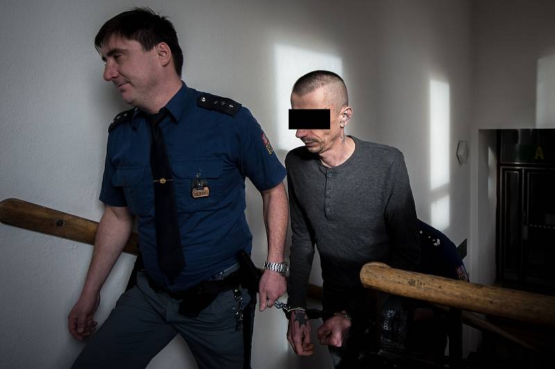 Na snímku Lukáš M. přicház v doprovodu vězeňské služby do jednací místnosti Krajského soudu v Ostravě, 6. ledna 2020 v Ostravě.