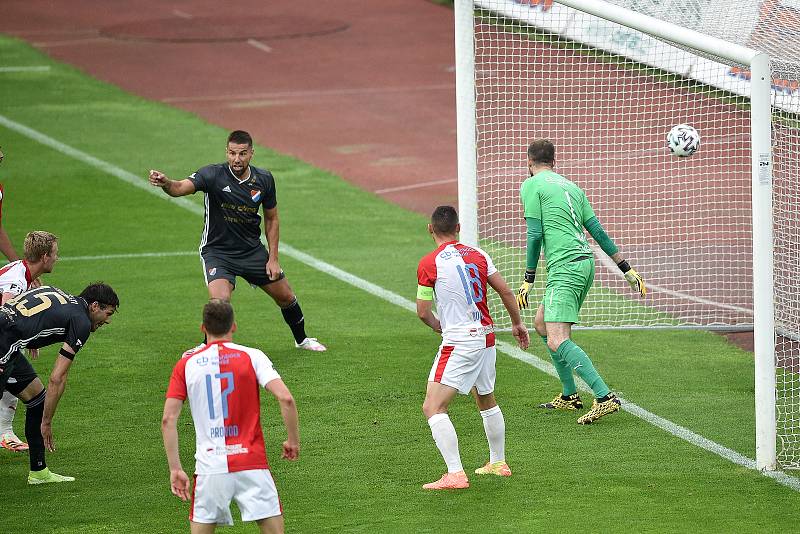 Utkání 29. kola první fotbalové ligy: FC Baník Ostrava - SK Slavia Praha, 10. června 2020 v Ostravě. Gól na 2:2 (vlevo) Patrizio Stronati z Ostravy.