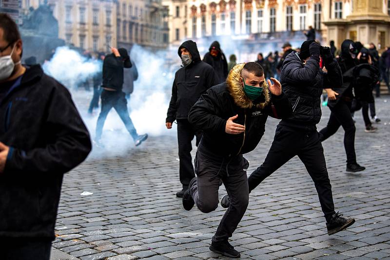 Demonstrace fanoušků v Praze na Staroměstském náměstí se 18. října 2020 po ukončení zvrhla v bitky s policií.