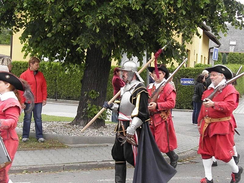 Do období třicetileté války se v sobotu ponořila ostravská městská část Lhotka. Stalo se tak během tradiční lidové slavnosti Honění krále, která se i přes nepříznivé počasí těšila velkému zájmu. Průvod a následné jezdecké klání sledovalo několik set lidí.