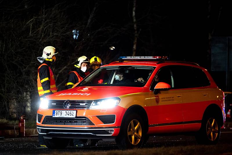 Nehoda vozidla zn. Porsche ve večerních hodinách na ulici Plzeňská, vedle tramvajové zastávky Dolní směr Ferona. 12. března 2021 v Ostravě.