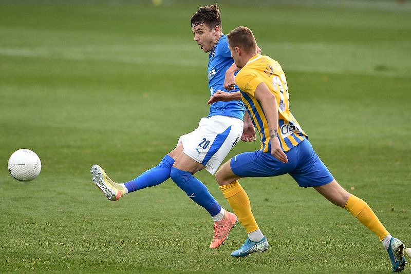 Utkání 10. kola první fotbalové ligy: SFC Opava - FC Baník Ostrava, 5. prosince 2020 v Opavě. (zleva) Jakub Pokorný z Ostravy a Václav Juřena z Opavy.