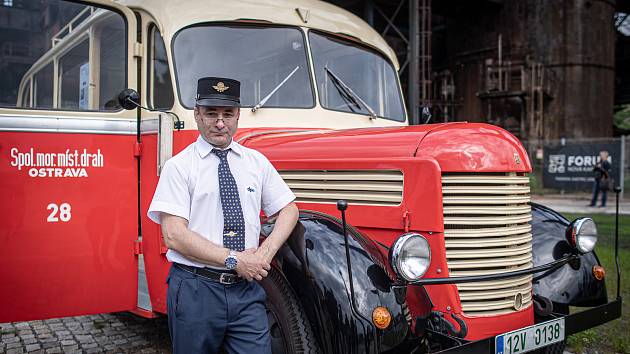 Řidič Pavel Orlíček u historického autobusu, který byl v sobotu 5. června 2021 k vidění u Světa techniky v Dolních Vítkovicích.