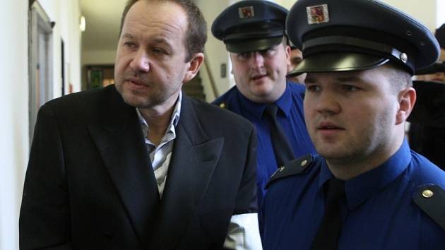 Igora Cydricha přivádí vězeňská stráž k pondělnímu soudnímu líčení
