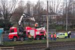 Vyproštění auta z tramvajového kolejiště. 