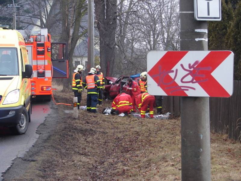 Zásah hasičů u nehody automobilu do stromu