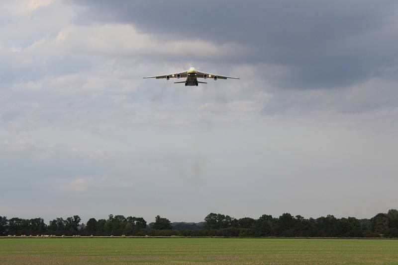 Přílet An-124 Ruslan na ostravské letiště v Mošnově 25. 8. 2017. 