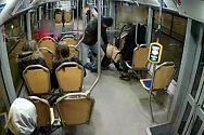 Muž zaútočil na cestujícího. 