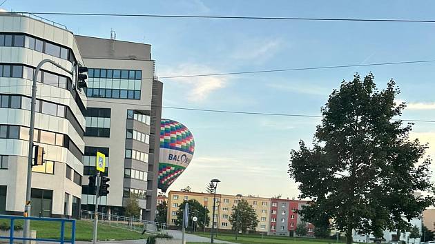 Balon zachycený objektivem čtenářky Deníku v neděli odpoledne (foceno z auta, z ulice 28. října ve směru z centra Ostravy na Porubu), neděle 1. října 2023.