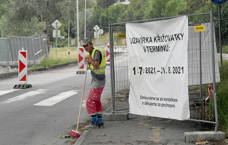 Křižovatka na hranici Poruby a Svinova, kde se staví nový Lidl, bude celé prázdniny mimo provoz. Červen 2021.