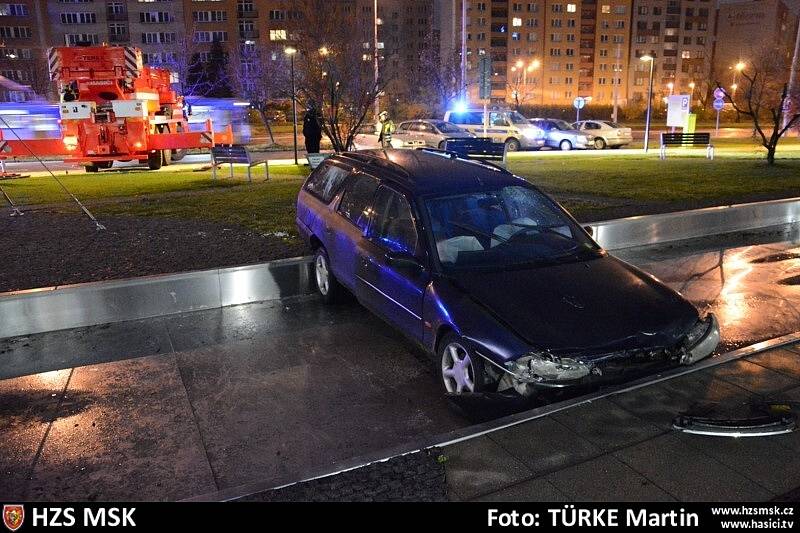 Dramatická honička v Ostravě skončila nehodou, při které třicetiletý řidič fordu vjel do fontány. Auto museli vyprostit hasiči.