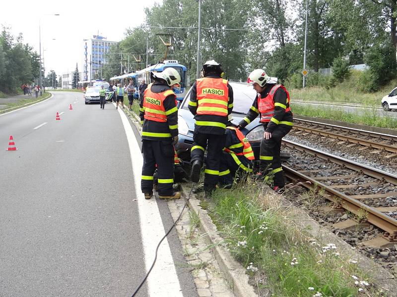 Zhruba patnáct minut trvalo ostravským hasičům vyproštění osobního vozu, který uvízli v kolejišti v Plzeňské ulici nedaleko Ferony.