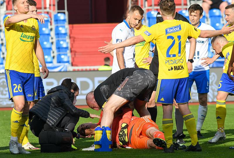 Fotbalisté Baníku Ostrava odehráli v sobotu 15. května 2021 utkání 32. ligového kola se Zlínem. Po střetu domácího záložníka Daniela Tetoura a gólmana hostí Matěje Rakovana musel brankář Fastavu střídat.