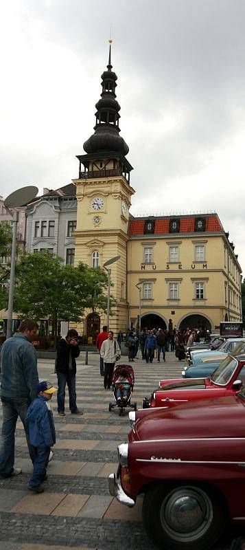 Sraz veteránů na Masarykově náměstí v centru Ostravy.