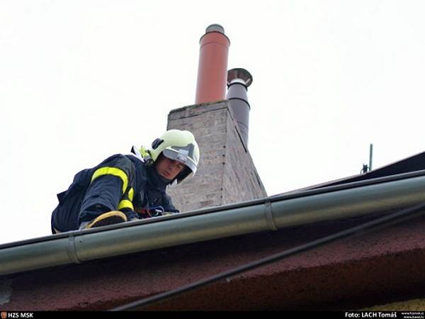 Upevňování a odstraňování plechů na střechách v Ostravě.