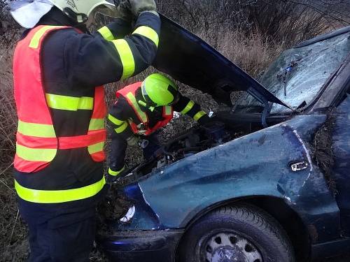 Profesionální hasiči z Ostravy-Poruby se postarali v pátek v podvečer o rychlé vytažení osobního automobilu Škoda Felicia z příkopu.