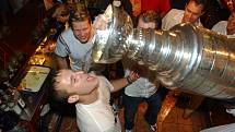 OSLAVA ZISKU STANLEY CUPU se nesla v šampusovém duchu. Po akci Pavla Kubiny museli majitelé nechat bar vymalovat.