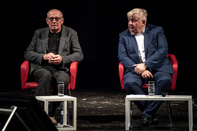 Veřejná debata o plánu propojení centra Ostravy s Dolní oblastí Vítkovic (DOV), 15. června 2022 v Ostravě. (zleva) architekt Josef Pleskot a podnikatel Jan Světlík.