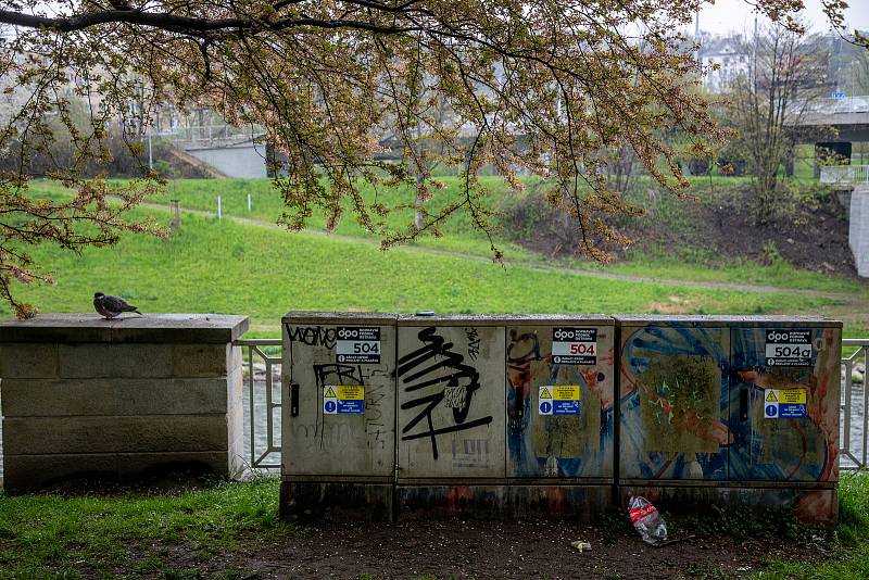 Nepořádek v Komenského sadech v sobotu ráno 1. května 2021 v Ostravě.