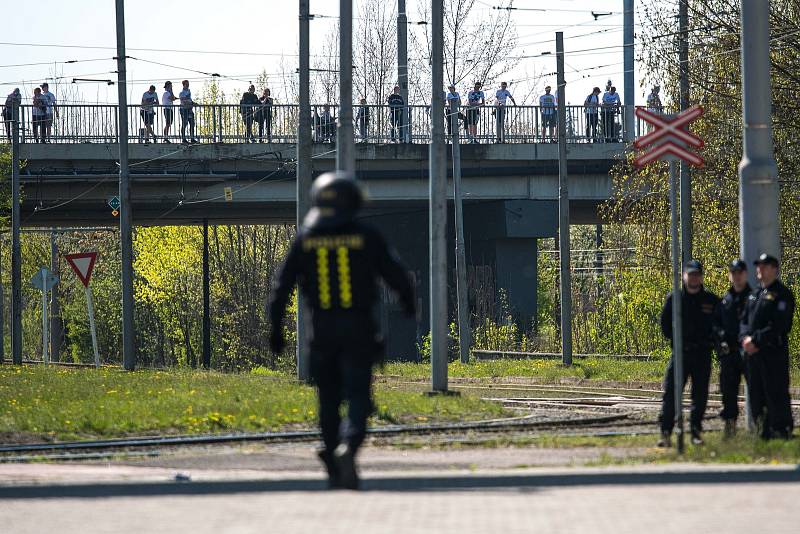 Příjezd opavských fanoušků do Ostravy a jejich přesun na vitkovický stadion na zápas Baník vs. Slezský FC, 21. dubna 2019.