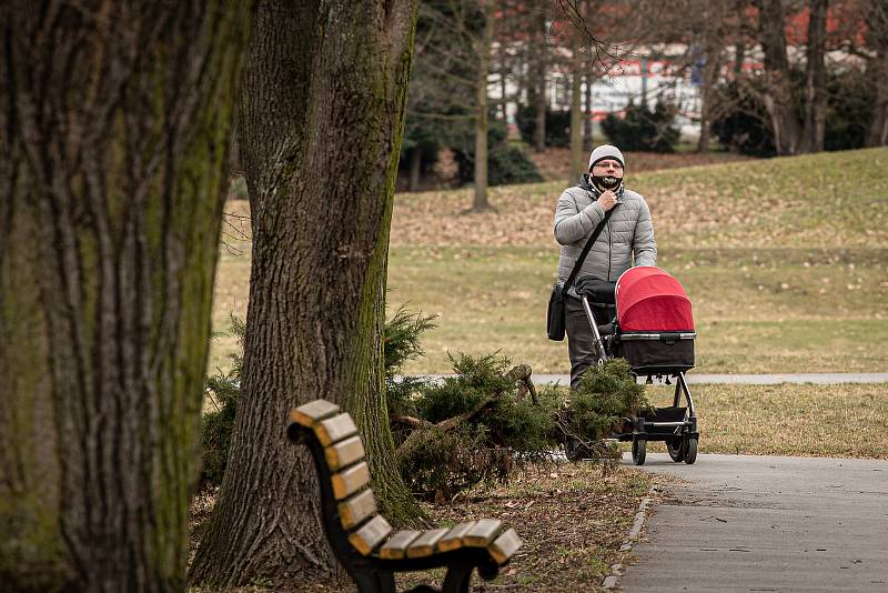 Sobotní dopoledne v Komenského sadech, 13. března 2021 v Ostravě.