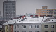 Zasněžená střecha s rampouchy, 17. února 2021 v Ostravě.