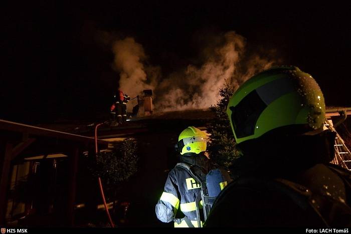 Škodu za milion korun způsobil požár, který v noci na sobotu vypukl ve Vratimově, v místní části Horní Datyně.