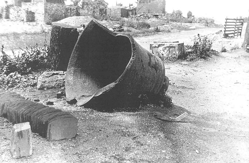 Koncem dubna 1945 probíhaly těžké boje o strategickou obec Hrabyň. Na snímku je zvon rozstřílené věže kostela. 