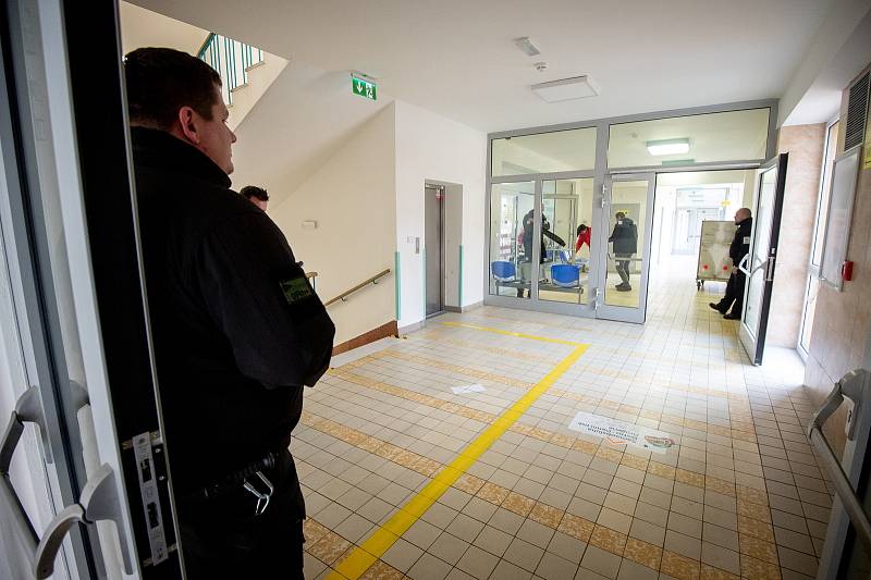 Den třetí po střelbě ve Fakultní nemocnici Ostrava (FNO), 12. prosince 2019 v Ostravě. Na snímku otevřená ordinace i čekárna traumatologické ambulance.