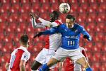 Utkání 22. kola první fotbalové ligy: SK Slavia Praha - FC Baník Ostrava 2:1 (7. března 2021 v Praze). Zleva Abdallah Sima ze Slavie a Daniel Tetour z Baníku Ostrava.