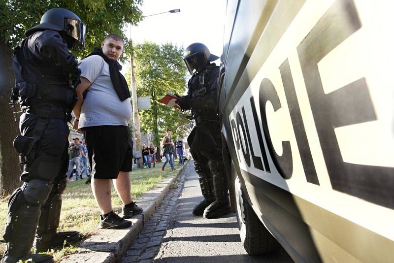 Střet radikálů s policejními těžkooděnci v ulicích Ostravy. 