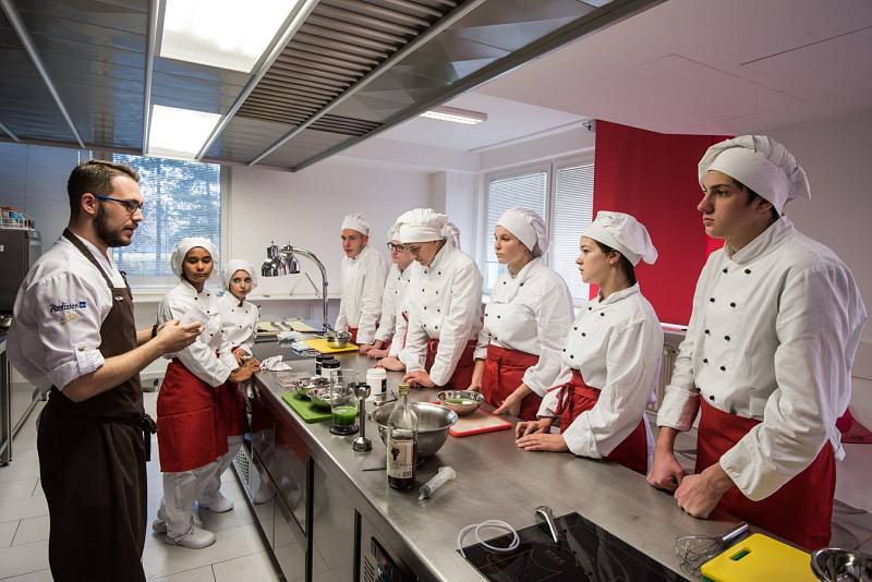 Workshop molekulární kuchyně studentů AHOLu - Střední škole gastronomie, turistiky a lázeňství v Ostravě.